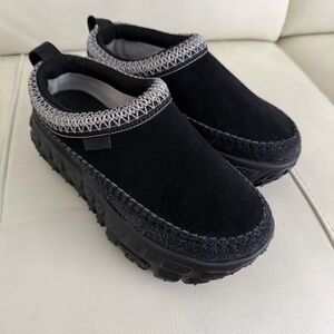 UGG Black  Shoes with Gray Trim . Men sz 6 or women’s sz 7